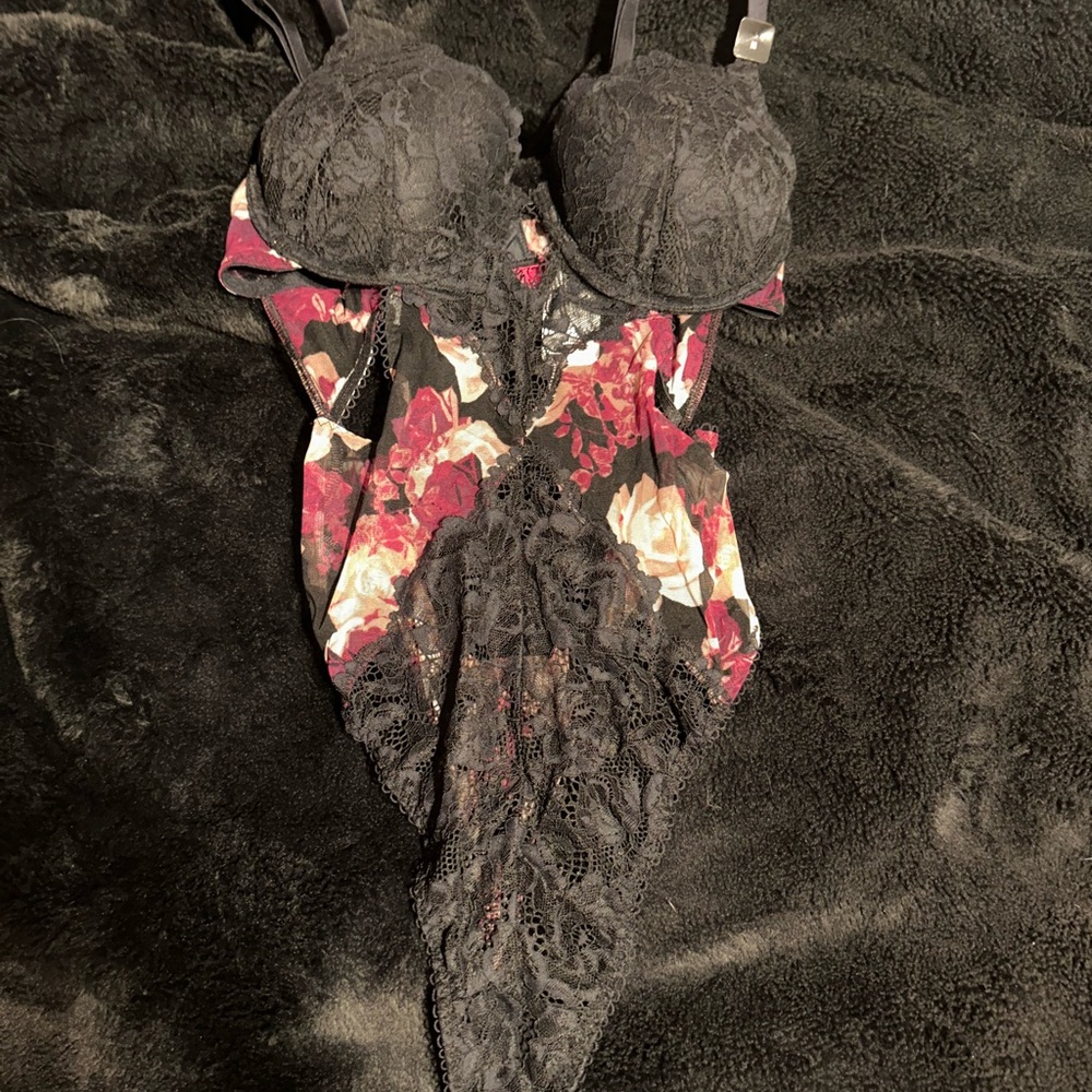 Floral Lace Bodysuit - Black and burgundy